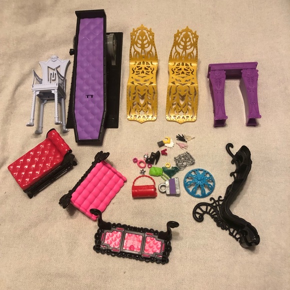 Monster High furniture and accessories lot - Picture 1 of 7